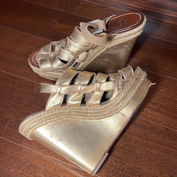 Christian Louboutin's gold wedge - Picture 3 of 4